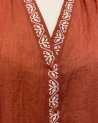 Blouse fluide terracotta avec des détails brodés