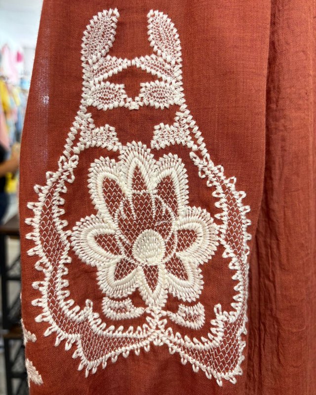 Blouse fluide terracotta avec des détails brodés