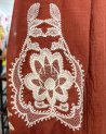 Blouse fluide terracotta avec des détails brodés