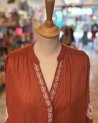 Blouse fluide terracotta avec des détails brodés