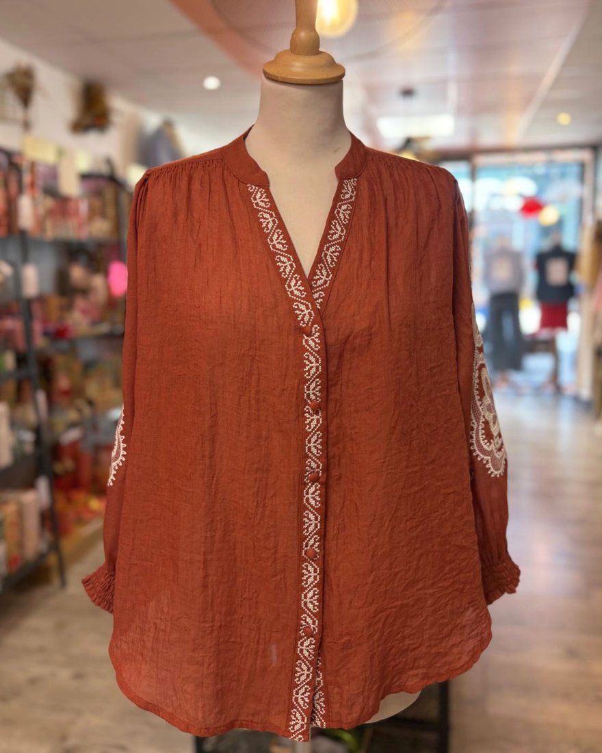Blouse fluide terracotta avec des détails brodés