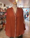Blouse fluide terracotta avec des détails brodés