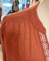 Blouse fluide terracotta avec des détails brodés