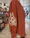 Blouse fluide terracotta avec des détails brodés