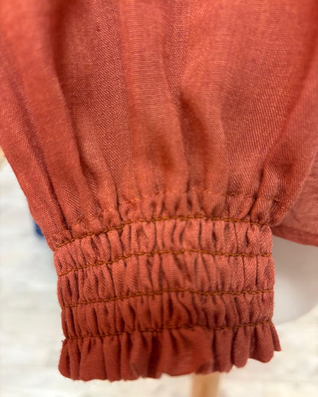 Blouse fluide terracotta avec des détails brodés