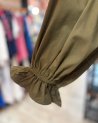 Blouse kaki à col en V volanté