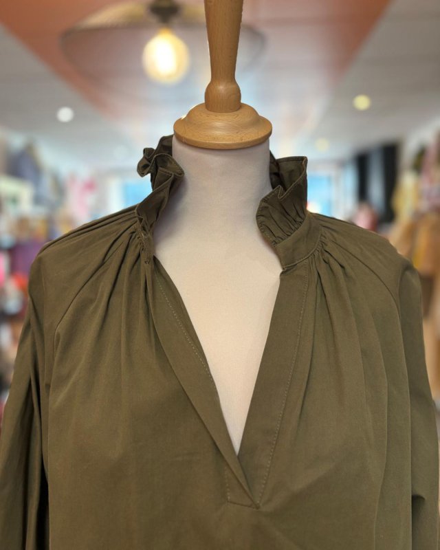 Blouse kaki à col en V volanté