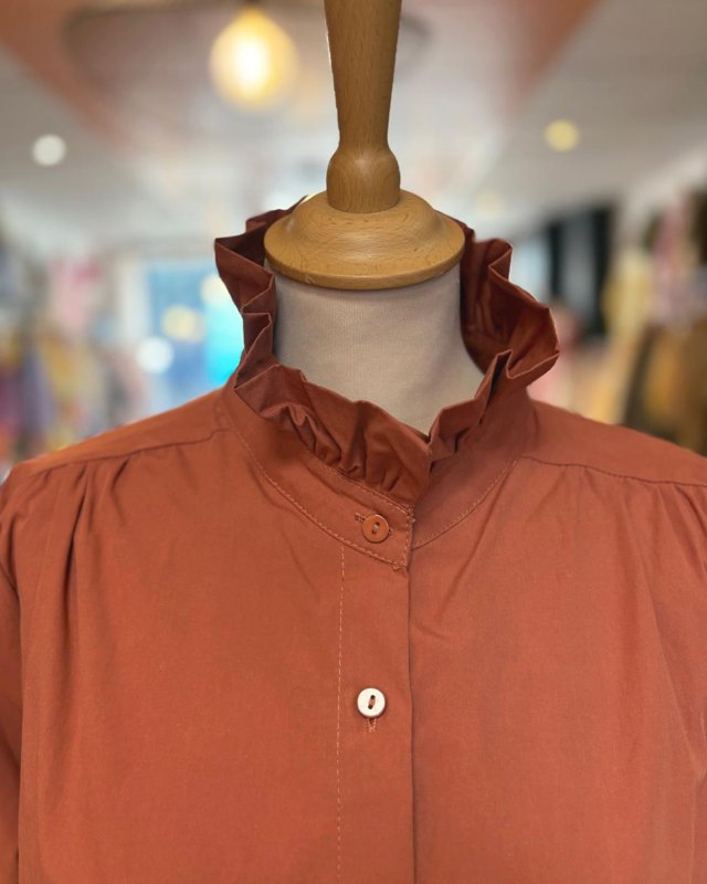 Chemise terracotta à col montant volanté