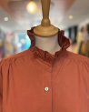 Chemise terracotta à col montant volanté