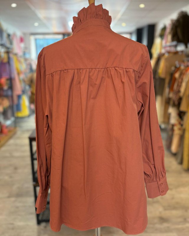 Chemise terracotta à col montant volanté