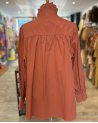 Chemise terracotta à col montant volanté
