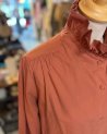 Chemise terracotta à col montant volanté