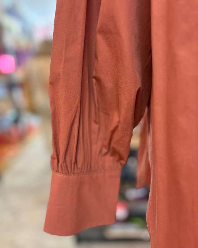 Chemise terracotta à col montant volanté