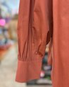 Chemise terracotta à col montant volanté