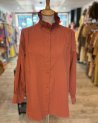 Chemise terracotta à col montant volanté