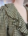 Blouse en vichy kaki et écru avec des volants