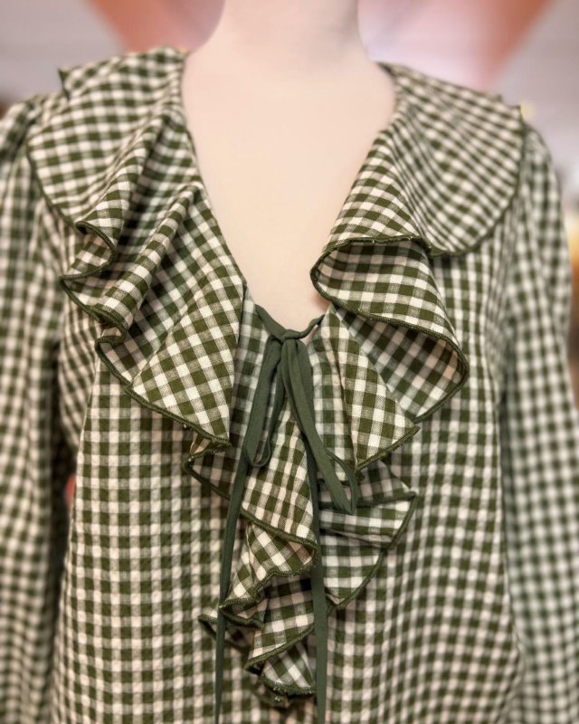 Blouse en vichy kaki et écru avec des volants
