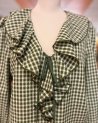 Blouse en vichy kaki et écru avec des volants