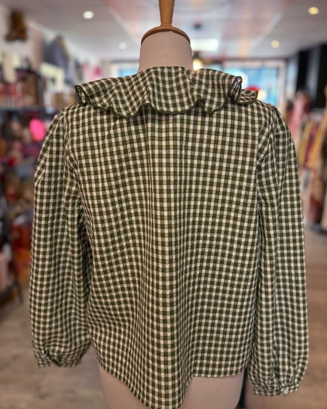 Blouse en vichy kaki et écru avec des volants