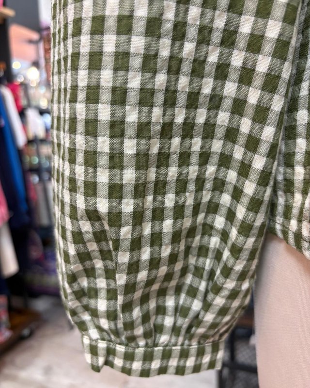 Blouse en vichy kaki et écru avec des volants