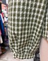 Blouse en vichy kaki et écru avec des volants