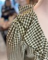Blouse en vichy kaki et écru avec des volants